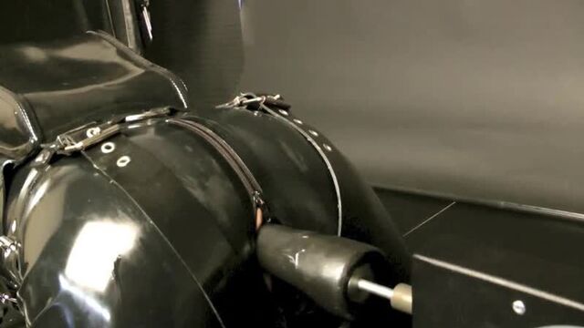 Rubngum - выебан машиной и человеком - гей порно резиновый фетиш бдсм rubber gay fetish секс доминирование раб хозяин мумия