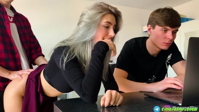 Секс с девушкой пока ее парень сидит за компьютером - eva elfie мем