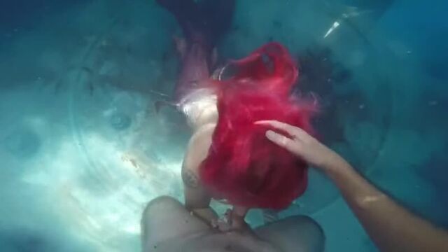 В бассейне трахнул в рот русалку | fucking in mouth woman fish | кончил в рот русалке после сладкого минета
