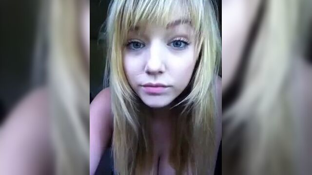 Малолетка позирует на камеру