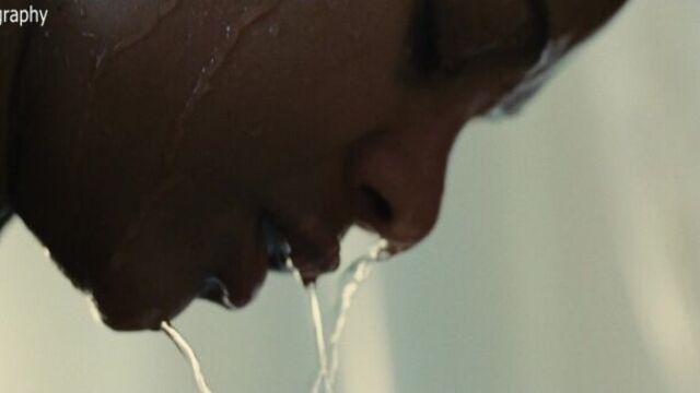 Голая зои салдана (zoe saldana) в фильме "коломбиана" (colombiana, 2011, оливье мегатон) 1080p