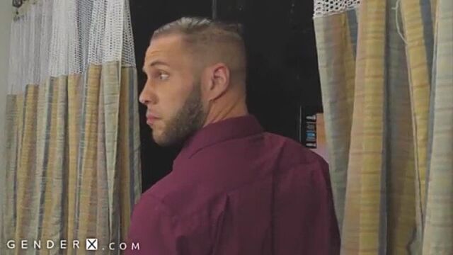 Натали марс отсасывает у парня через глорихол в порно магазине - genderx