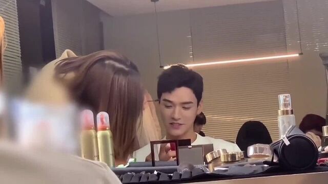 Цзюнь цзюнь поёт песню "далёких странников" в гримёрке