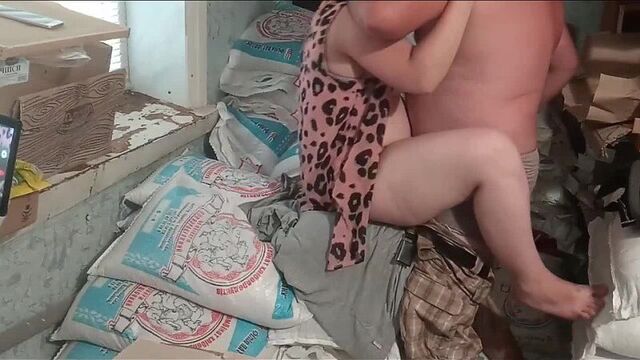 Секс на работе с коллегой в кладовой (порно sex трах fuck домашнее porno любительское teen home porn xxx young.mp4