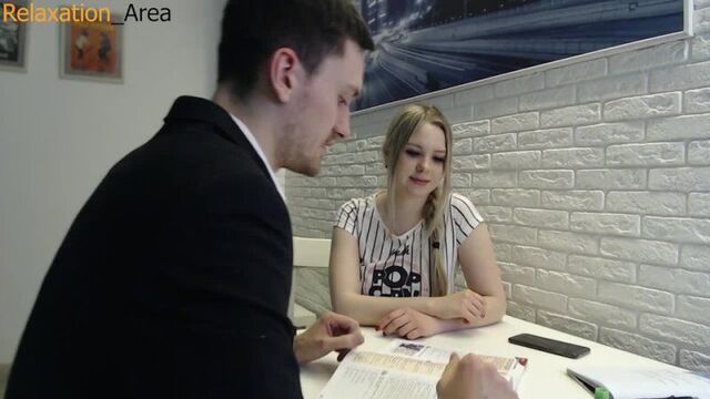 Студентка делает минет и трахается на столе с преподом.