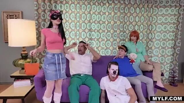 Порно пародия лоис гриффин трахается с сыном и его другом