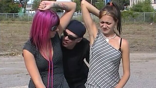 Мужчина лижет подмышки красивым девушкам