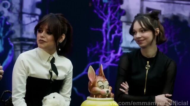 Эмма майерс, дженна ортега и хантер дуэн отвечают на вопросы из вазы с печеньками (уэнсдей, netflix, wednesday, озвучка)