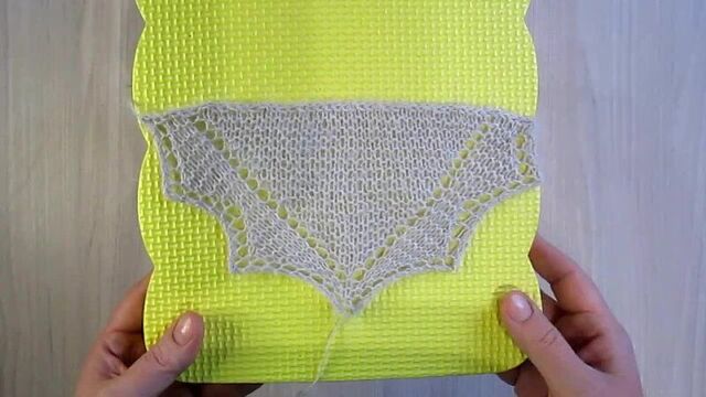 Простой платок или треугольный шарф спицами платочной вязкой. экспресс мк.