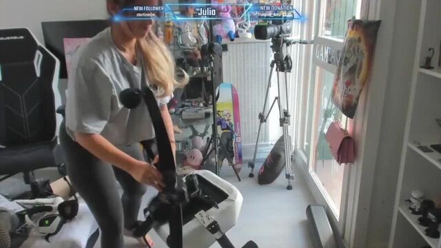 Спалила сиськи на стриме на твиче - засветила грудь в прямом эфире.