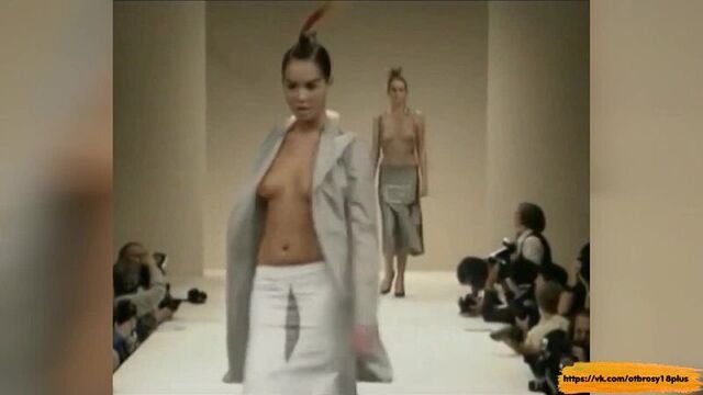 Годные засветы сисечек на показе мод