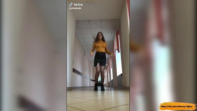 Годный тик-ток - школьница тресяет жопой в школе