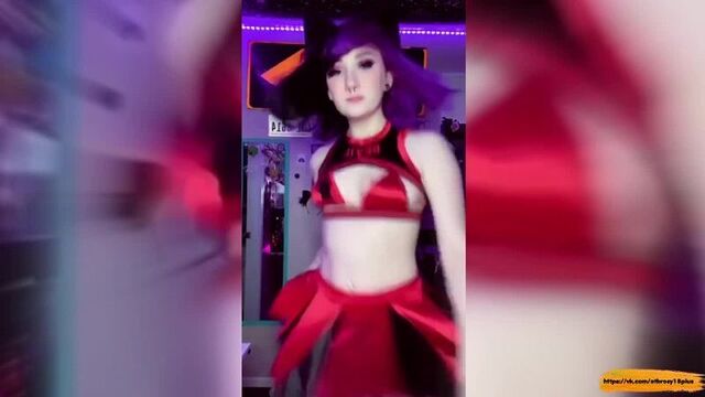 Сексуальная американская студентка танцует в своей форме