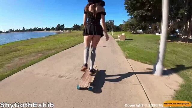 Катается на скейте без трусиков