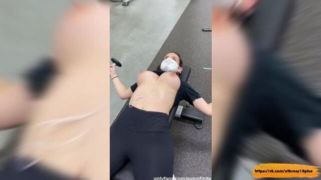 Качает ручки без лифчика