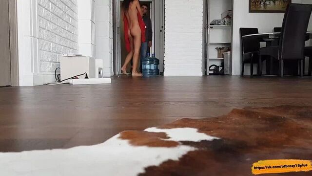 Встретила курьера после душа с мокрой головой и только в полотенце