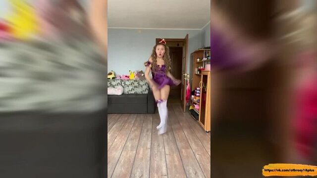 Молодая девочка нарядилась принцессой и начала танцевать без трусиков