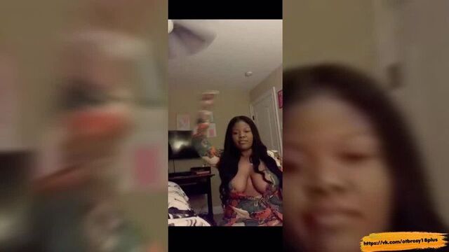 Черная дева с огромными сиськами спалила их в прямом эфире перископа