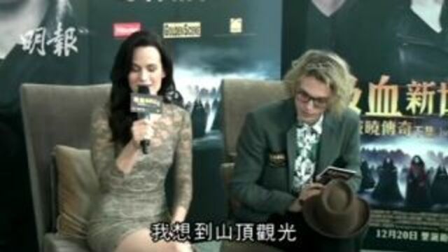 Джейми кэмпбелл бауэр и элизабет ризер на премьере фильма "рассвет: часть 2" в гонконге, 12.12.12