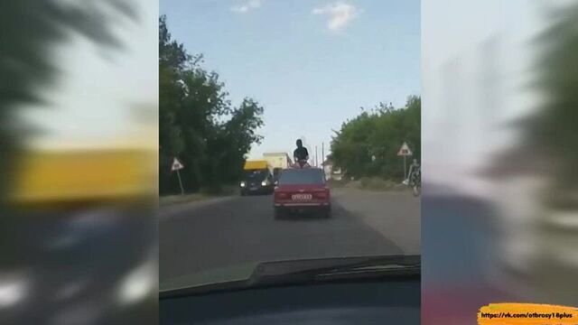 Девочка проехалась на крыше авто в стрингах