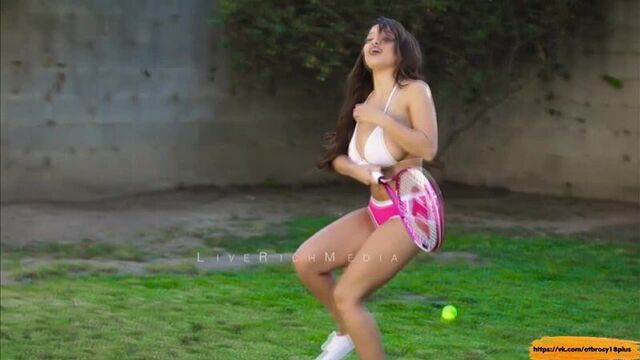 Огромная грудь в слоумо. девочка с большими формами занимается спортом в лифчике