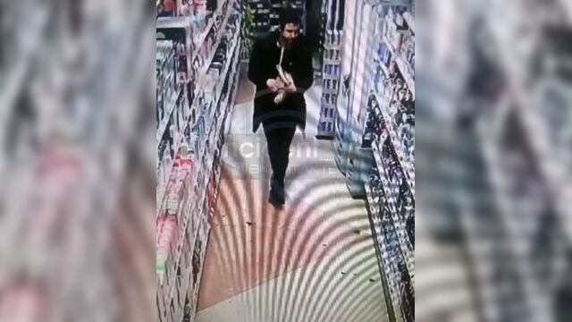 Голодный человек хотел котлетку своравать))) был задержан на выходе.