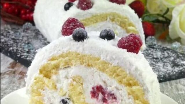 Рулет ягоды на снегу