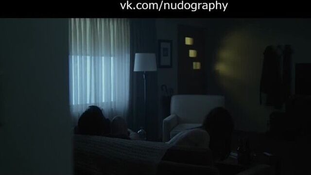 Грудь эмили ратаковски (emily ratajkowski) в фильме "исчезнувшая" (gone girl, 2014, дэвид финчер)