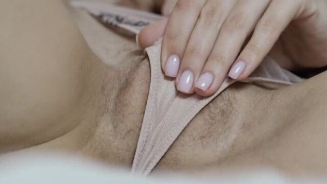 Возбужденная мастурбация киски крупным планом