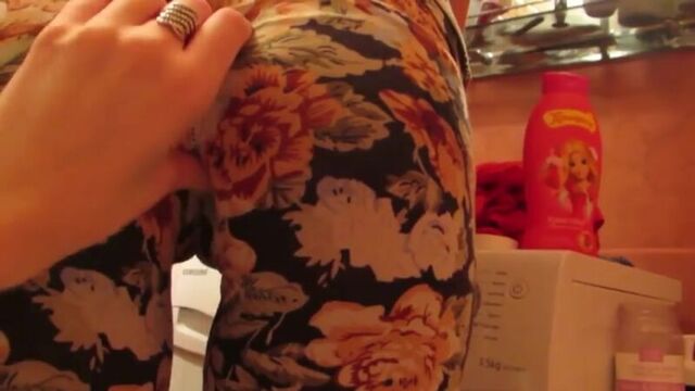 Эротика - видно писю в леггинсах. не порно, эротика, жопа, молодая, красотка, пошалим