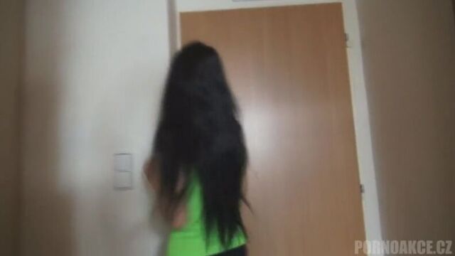 Одна девушка и куча парней