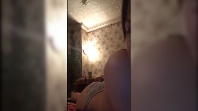 Юная девушка болтает в перескопе [18 +] (совершеннолетняя, teen, голая, сиськи, грудь)