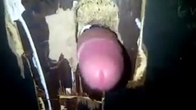 Glory-hole пришла в туалет пососать через дырку секс порно минкт