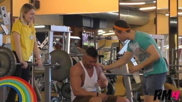 Гей в качалке / epic gay in the gym prank
