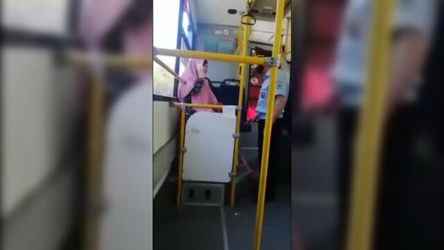 Девушка в хиджабе отказалась надевать маску в автобусе и устроила скандал с полицией