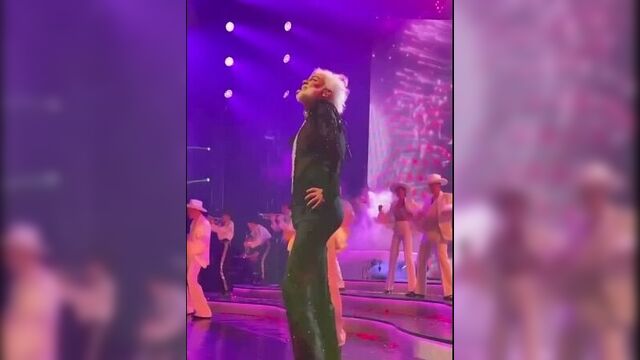 Филипп киркоров продолжает модернизировать свое тело и на этот раз он сделал себе задницу. эстрадный дедушка филипп укрепил себ