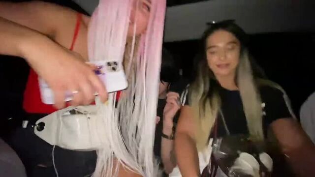 Хочет сесть на лицо