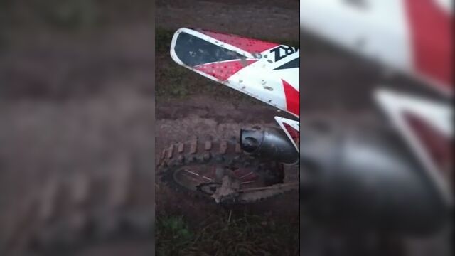 Стреляет огнём из глушака)