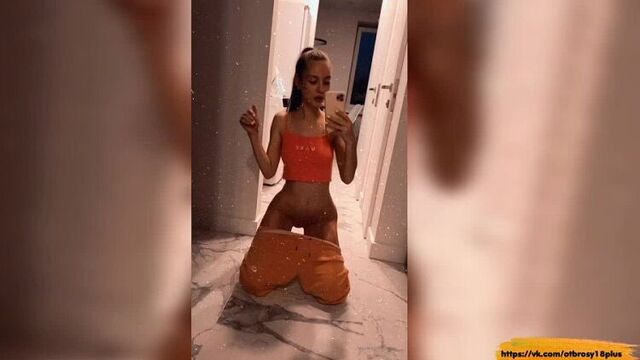 Голый тик-ток - показала попку раком перед зеркалом