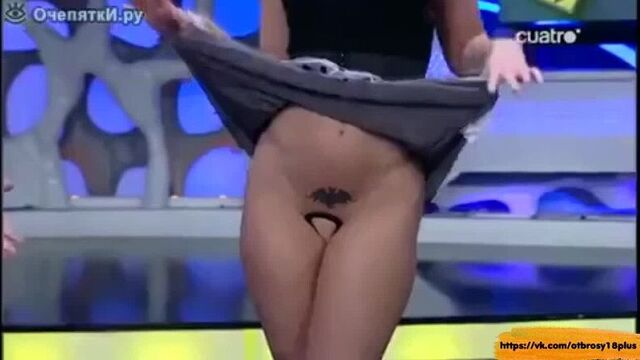 Показала свои ногвые трусики и попку на тв шоу