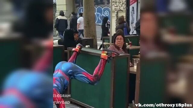 Человек-паук тверкает на улице