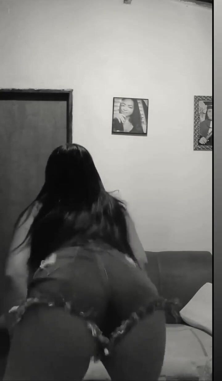 A super hot girl dancing with a great ass to wobble