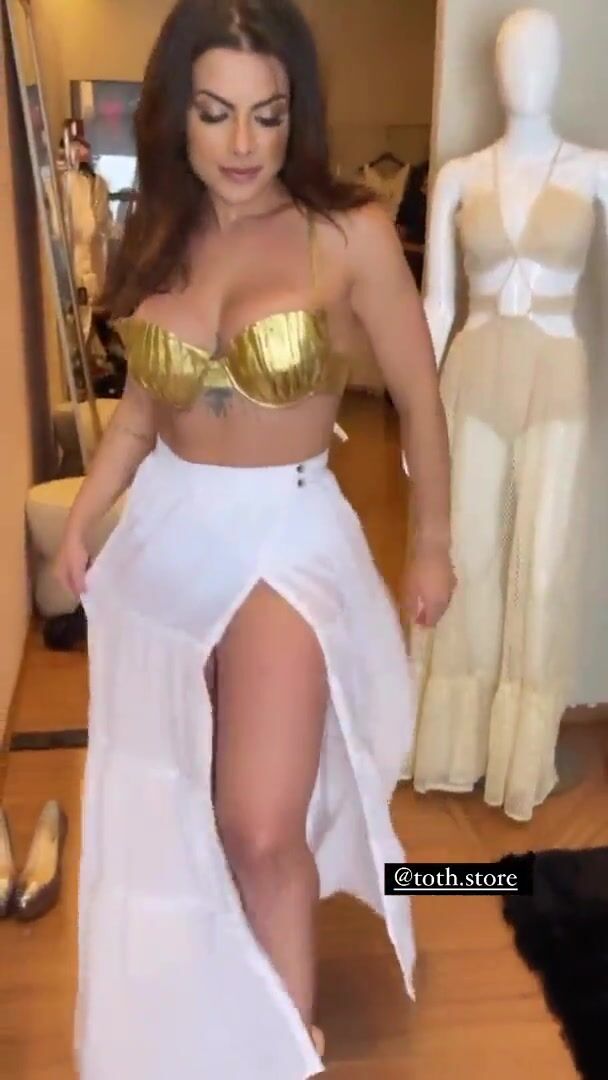 Hot white woman Babi Ross ike a delicious fishcake