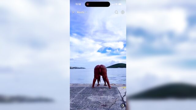 A goddess with a big ass twerks and claps her ass