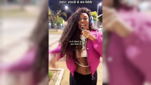 Morena gostosa rabuda exibindo-se na janela para os vizinhos