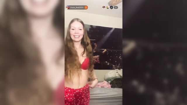 Slim thick white girl twerking her ass clapper on cam