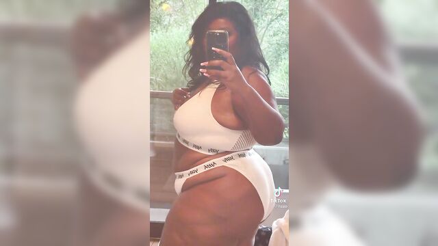 Lizzo shakes big ass and tits while singing her song