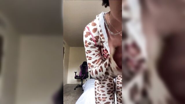 A sexy lightskin girl twerks in the dark on instagram live