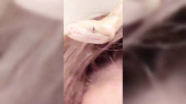 An instagram model has sex after showing her perfect ass