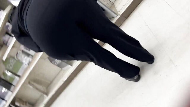 Thick ebony ass twerking is a sight to behold, pure fire!